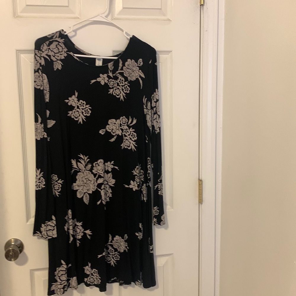 **3/$20 sale - any item $10 and under** Long sleeve floral dress 👗